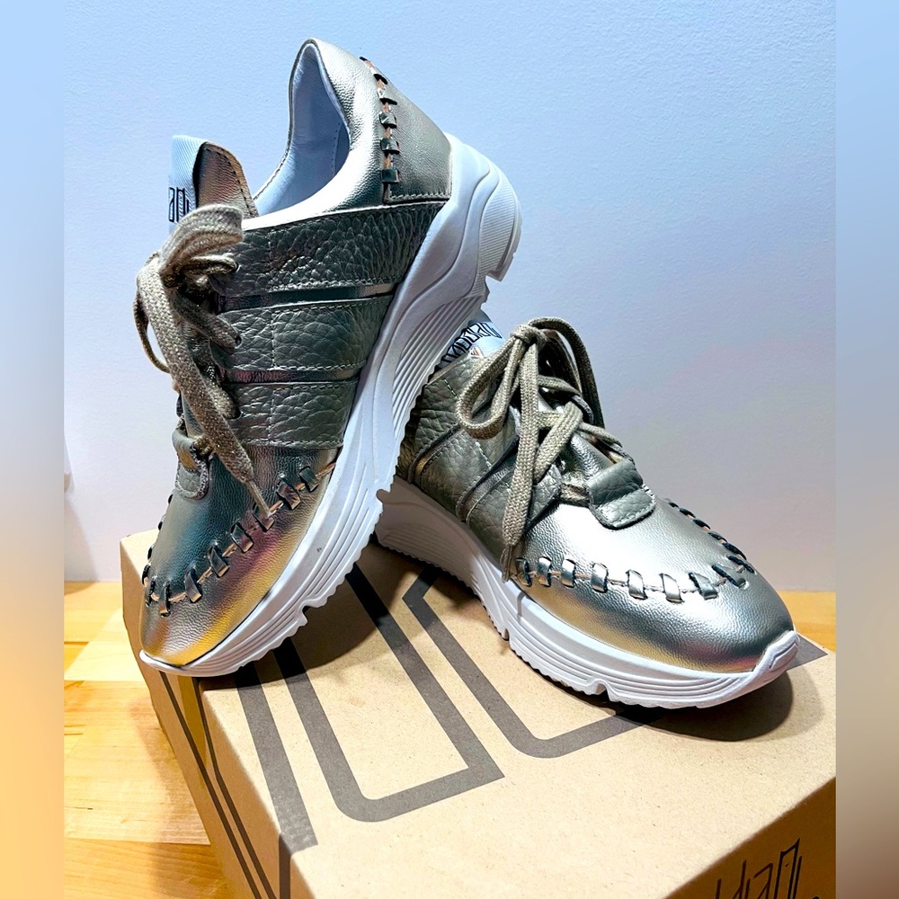 NWT Vaddia luxury metallic gold leather sneakers designed comfort and style.